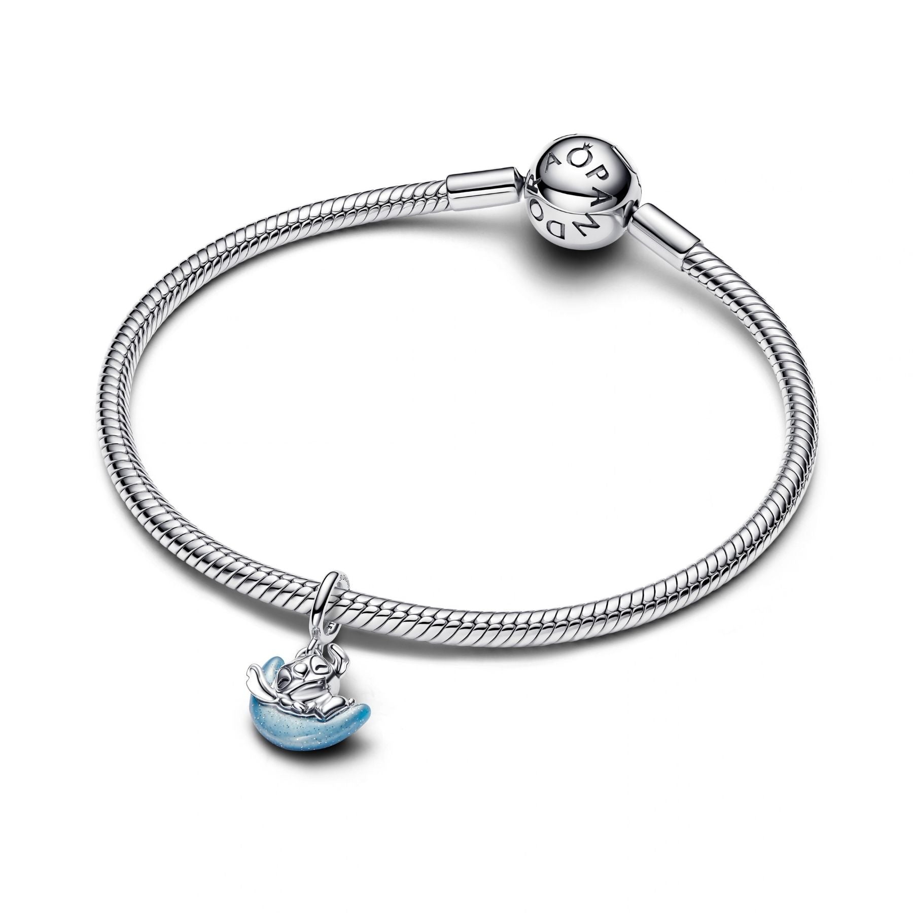 Pandora hopeinen rannekoru jossa roikkuu sininen Disney Stitch kuuhela