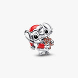 Pandora hopeinen Disney Stitch Holiday hela, jossa joulutontuksi pukeutunut Stitch pitelee pientä piparkakkua