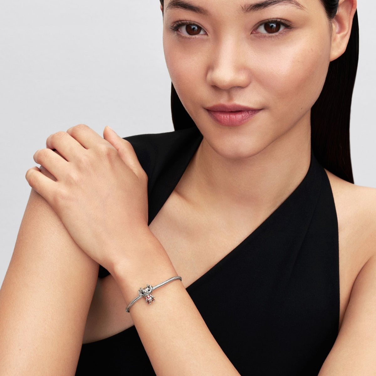 Pandoran hopeinen Disney Stitch porohela rannekorussa naisen ranteessa