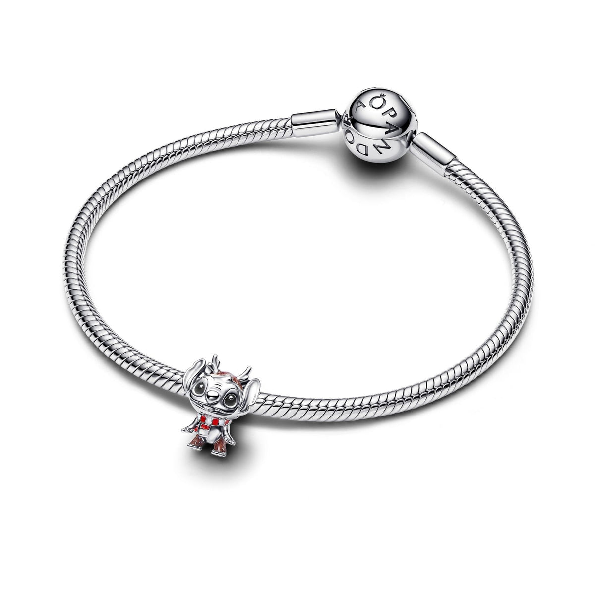Pandora hopeinen hela rannekorussa, hymyilevä Disney Stitch jouluisessa poroasussa ja värikkäissä yksityiskohdissa