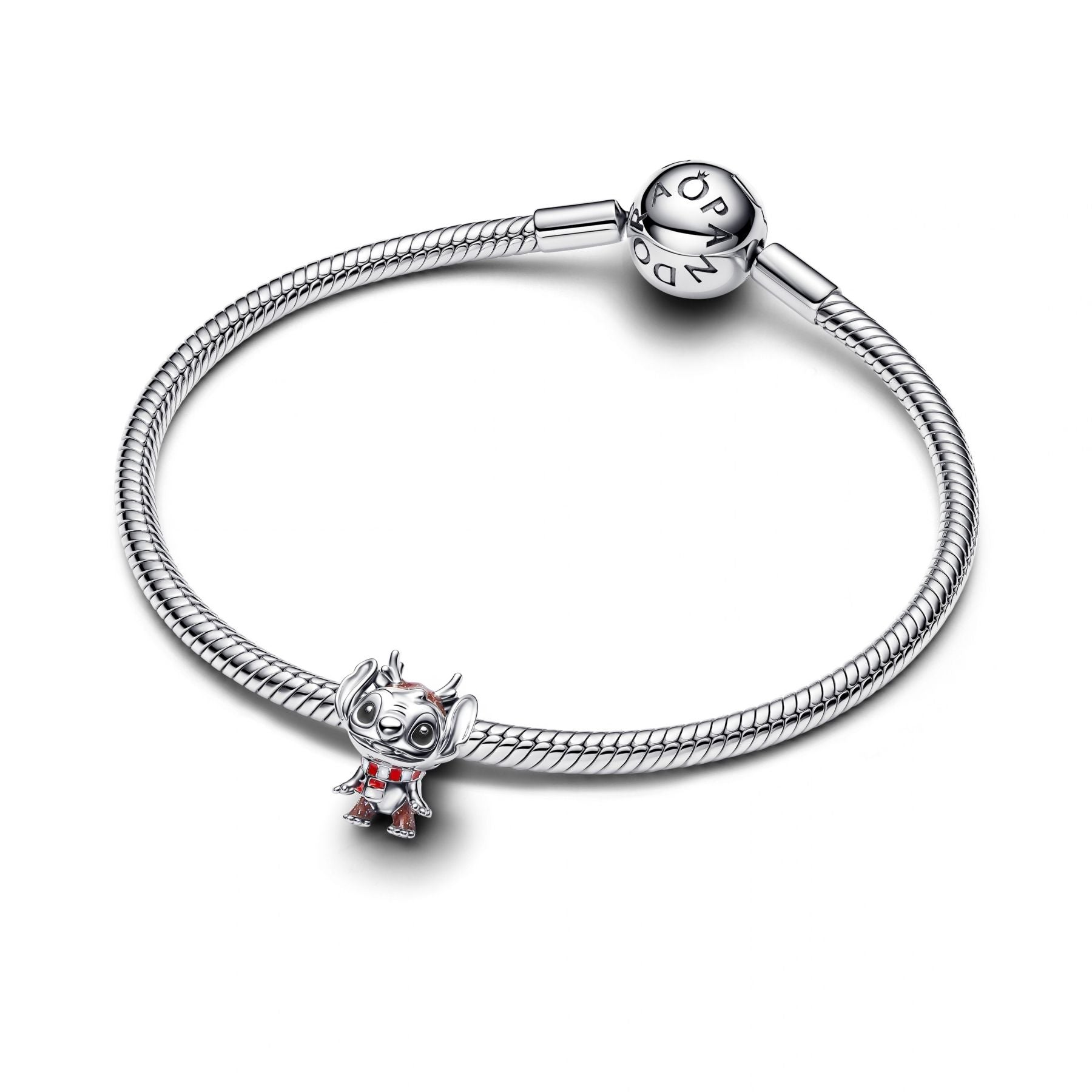 Pandora hopeinen hela rannekorussa, hymyilevä Disney Stitch jouluisessa poroasussa ja värikkäissä yksityiskohdissa