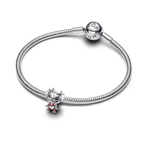 Pandora hopeinen hela rannekorussa, hymyilevä Disney Stitch jouluisessa poroasussa ja värikkäissä yksityiskohdissa