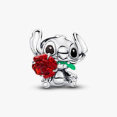 Pandora hopeinen Disney Stitch hela, jossa Stitch pitelee suurta punaista Murano lasista valmistettua ruusua en edessään