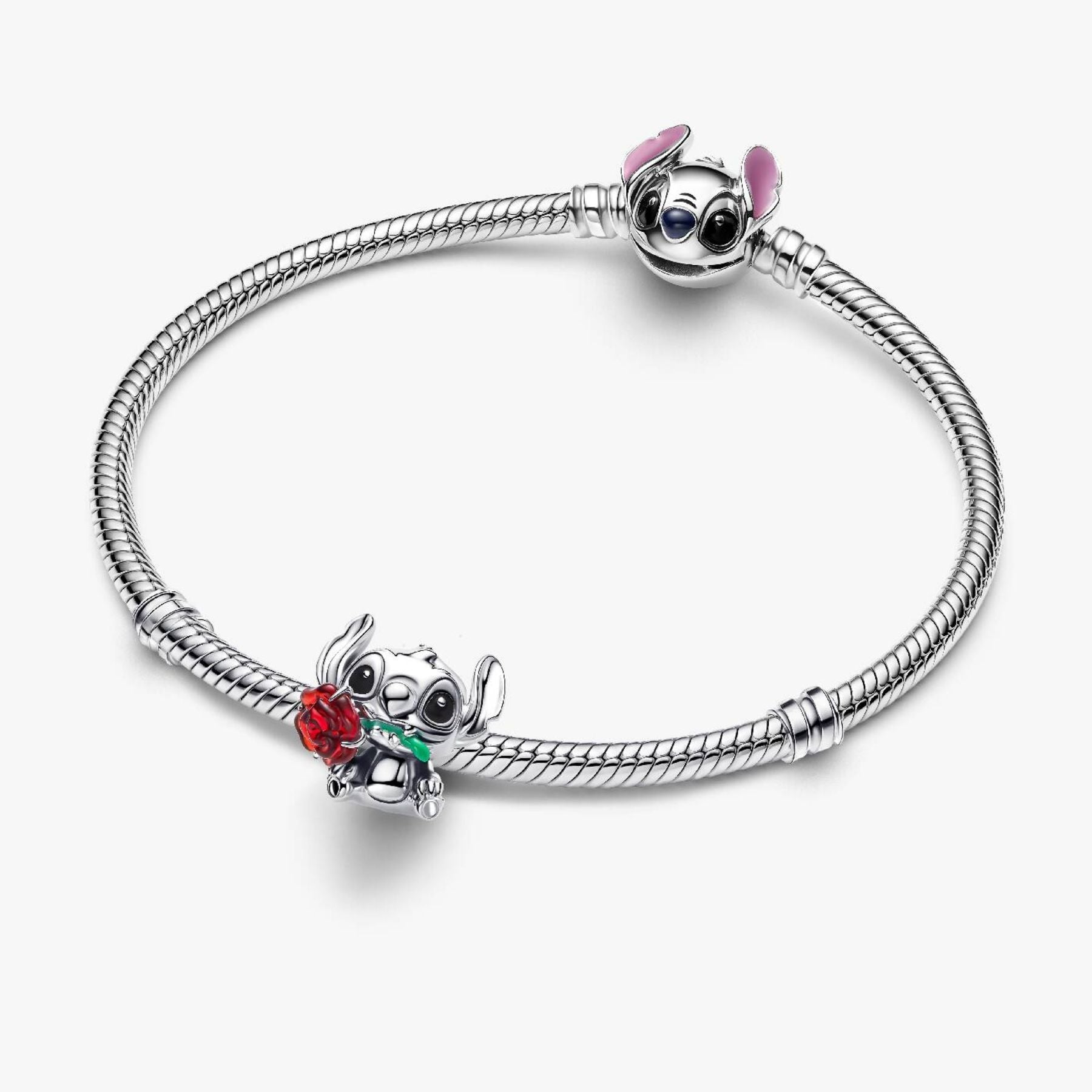 Pandora hopeinen rannekoru, jossa Stitch hahmo pitelee punaista Murano lasiruusua ja toinen Stitch koristaa lukkoa