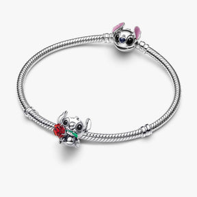 Pandora hopeinen rannekoru, jossa Stitch hahmo pitelee punaista Murano lasiruusua ja toinen Stitch koristaa lukkoa