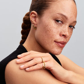 Pandora Essence Twisted Huggie rengaskorvakorut, keltakullattu, 263871C00