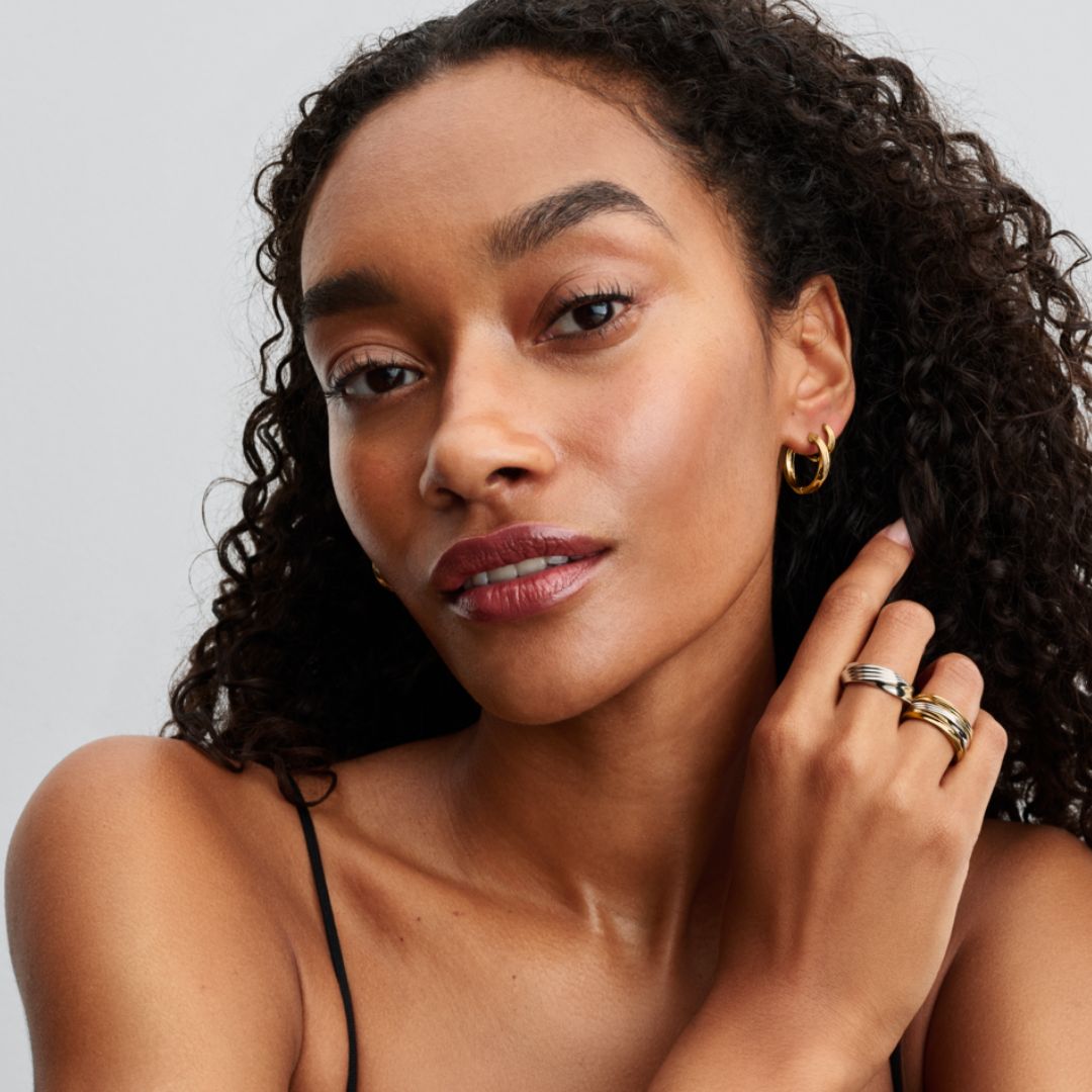 Pandora Essence Twisted Huggie rengaskorvakorut, keltakullattu, 263871C00