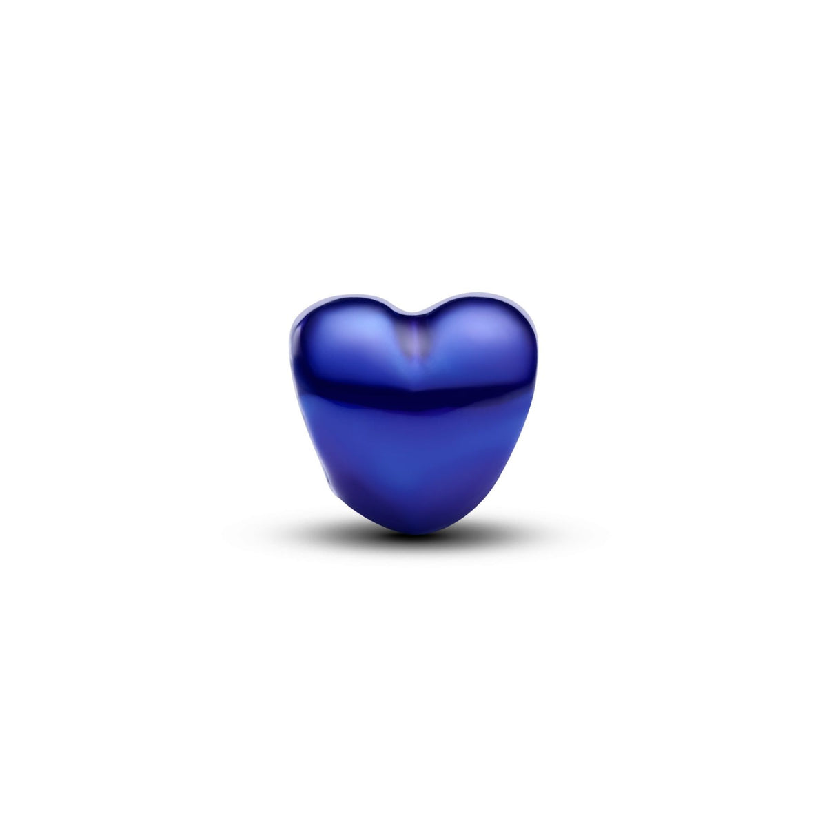 Pandora Moments sininen sydänhela, kiiltävä pinta ja hopeinen rakenne valkoista taustaa vasten