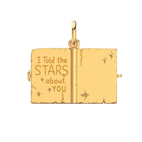 Kultainen avattava riipus, jonka sisäpinnassa lukee I Told the Stars about You ja on tähtikoristeita
