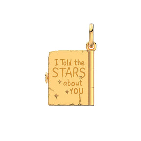 Kultainen kirjamainen riipus, jossa lukee I Told the STARS about YOU ja pieniä tähtikoristeita
