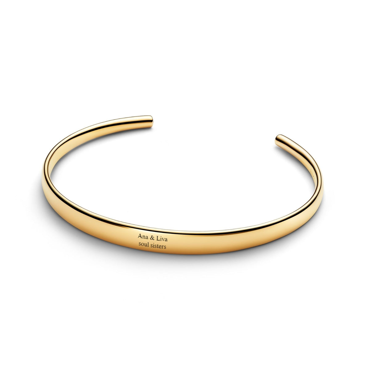 Pandora Moments keltakullattu avoin rannekoru, jossa näkyy kaiverrus Anna ja Livia soul sisters