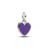 Pandora Moments violetti sydämenmuotoinen riipushela kimaltavalla emalipinnalla ja platinapinnoitetulla korumetallilla