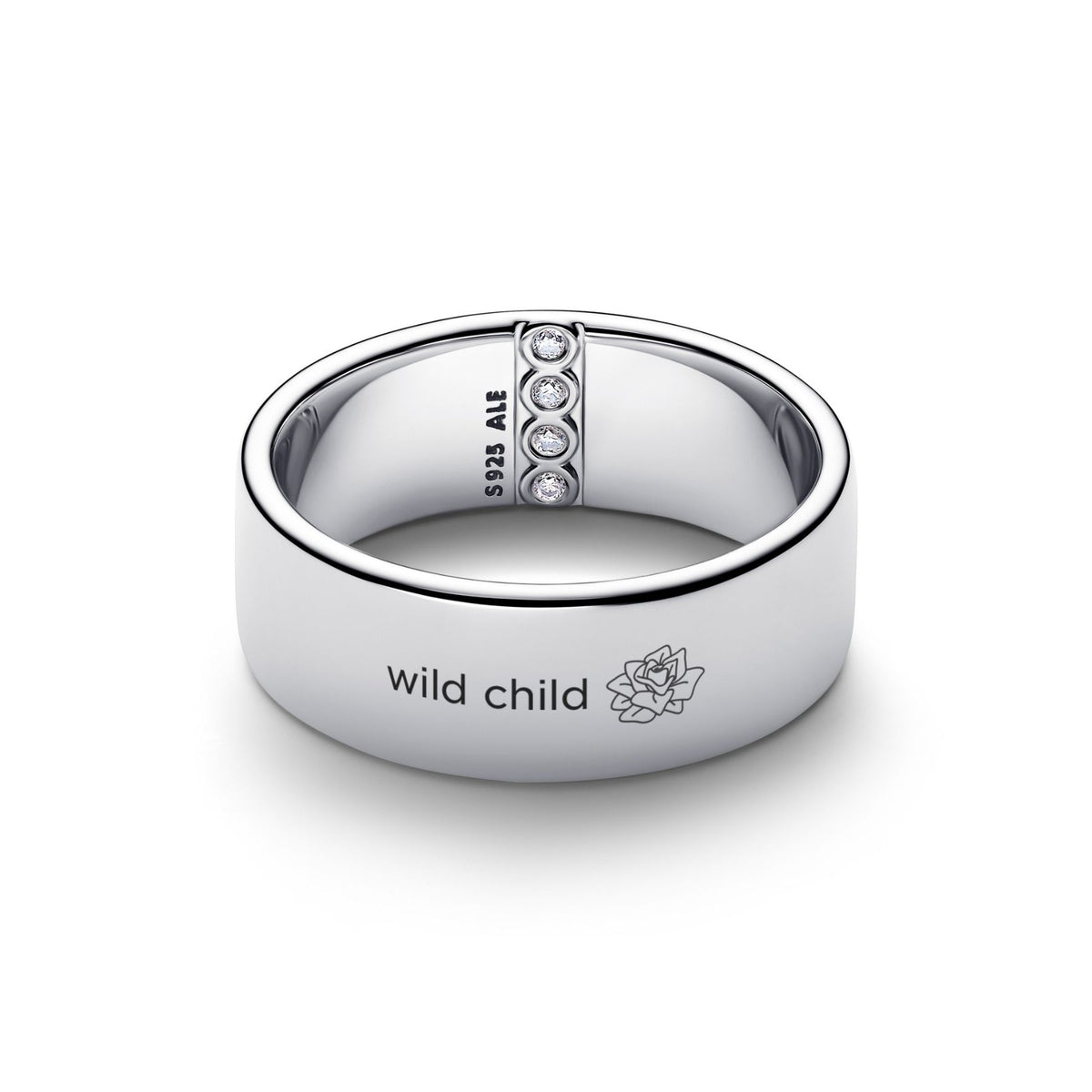 Pandora leveä hopeasormus, ulkopinnassa kaiverrus Wild child ja kukkakuvio sekä sisäpinnassa kolme kirkasta kiveä