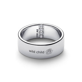 Pandora leveä hopeasormus, ulkopinnassa kaiverrus Wild child ja kukkakuvio sekä sisäpinnassa kolme kirkasta kiveä