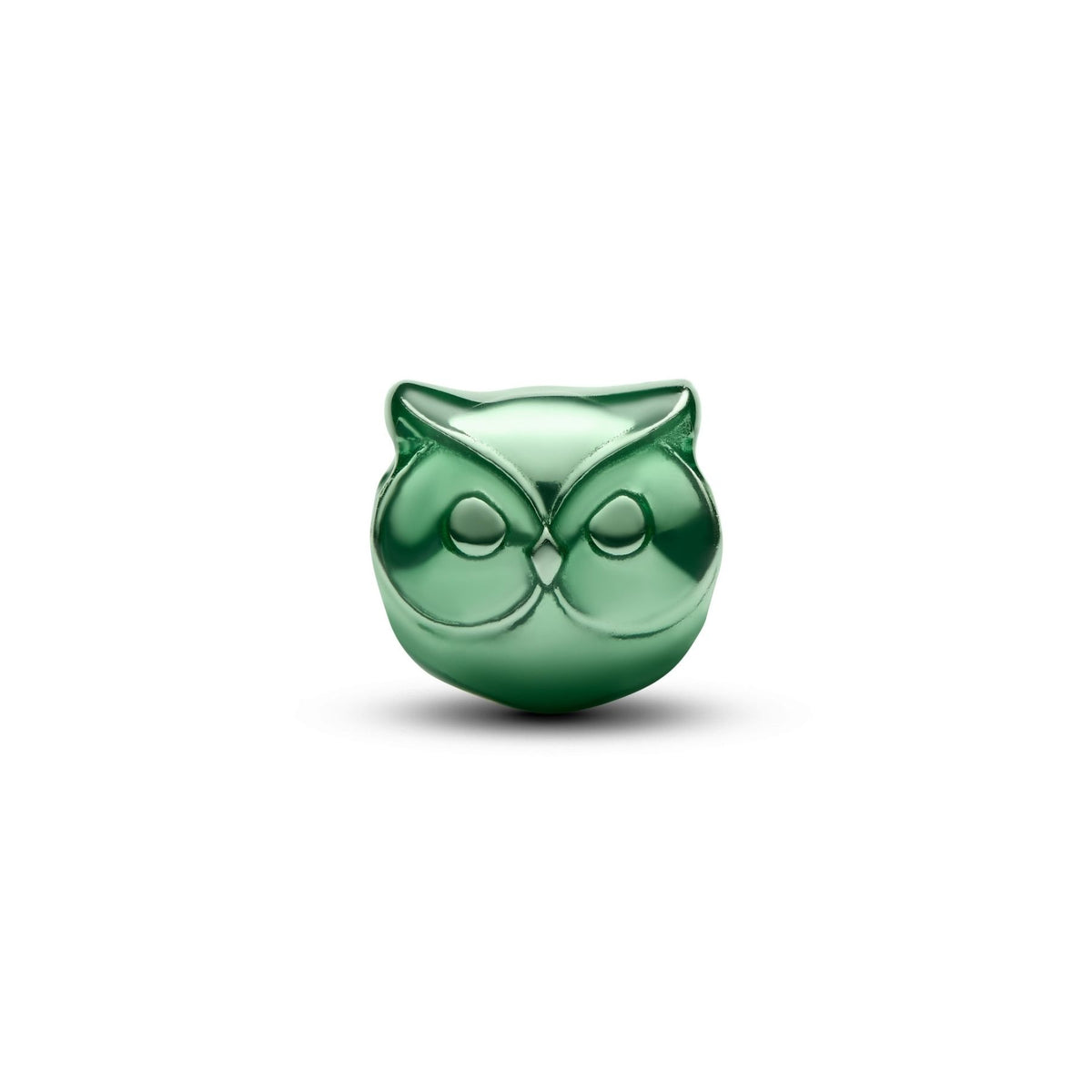 Pandora Moments Green Owl Mini -hela, vihreä pöllöaiheinen sterlinghopeakoru edestä katsottuna valkoisella taustalla