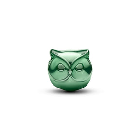Pandora Moments Green Owl Mini -hela, vihreä pöllöaiheinen sterlinghopeakoru edestä katsottuna valkoisella taustalla
