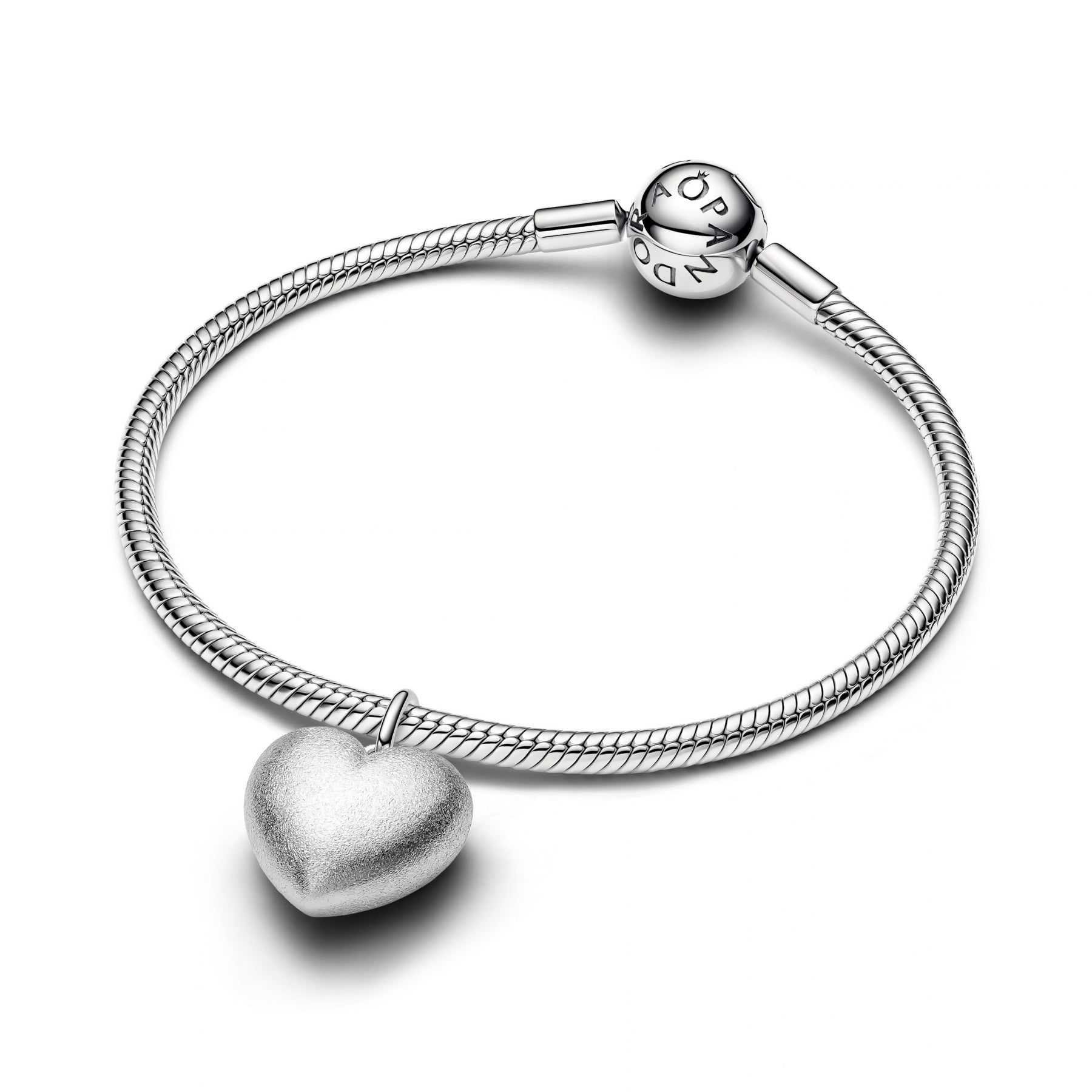 Pandora Moments rannekoru, jossa on teksturoitu mattapintainen sydänhela platinapinnoitetusta korumetallista