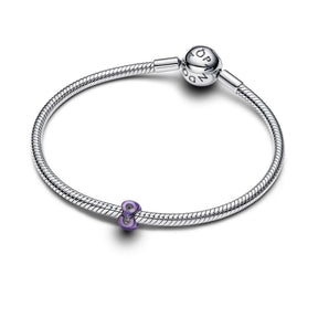 Pandora Moments hopeinen rannekoru violetilla äärettömyysaiheisella helalla valkoisella taustalla