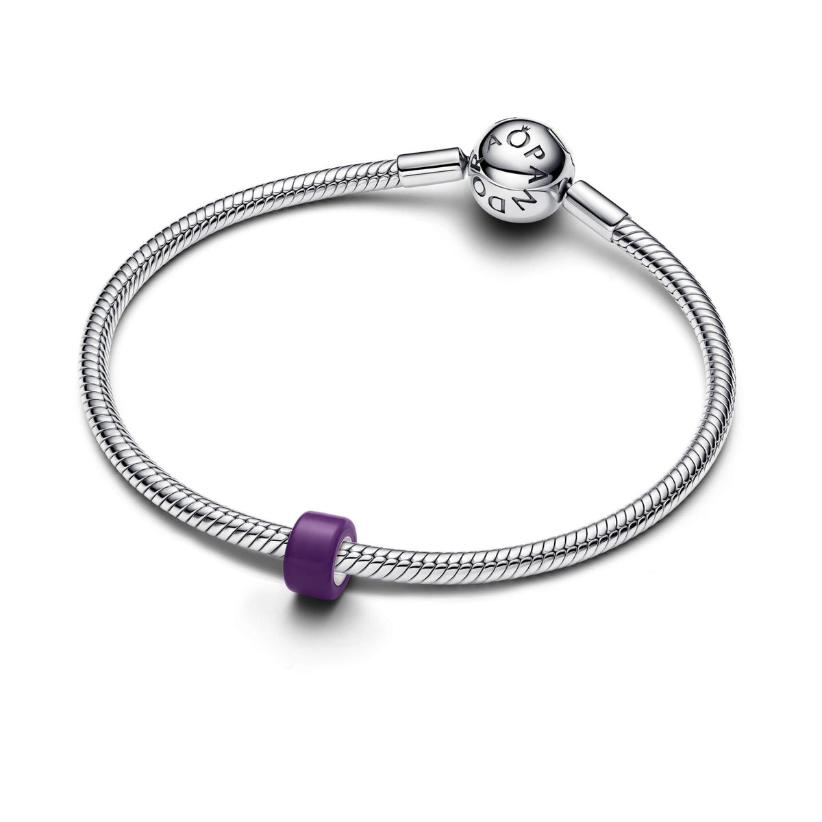 Pandora Moments hopeinen rannekoru tummanpurppuraisella Murano-lasista valmistetulla minihelalla valkoisella taustalla