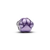 Pandoran hopeinen Purple Paw minihela, jonka suloinen tassukuvio on koristeltu hieman läpikuultavalla violetilla emalilla