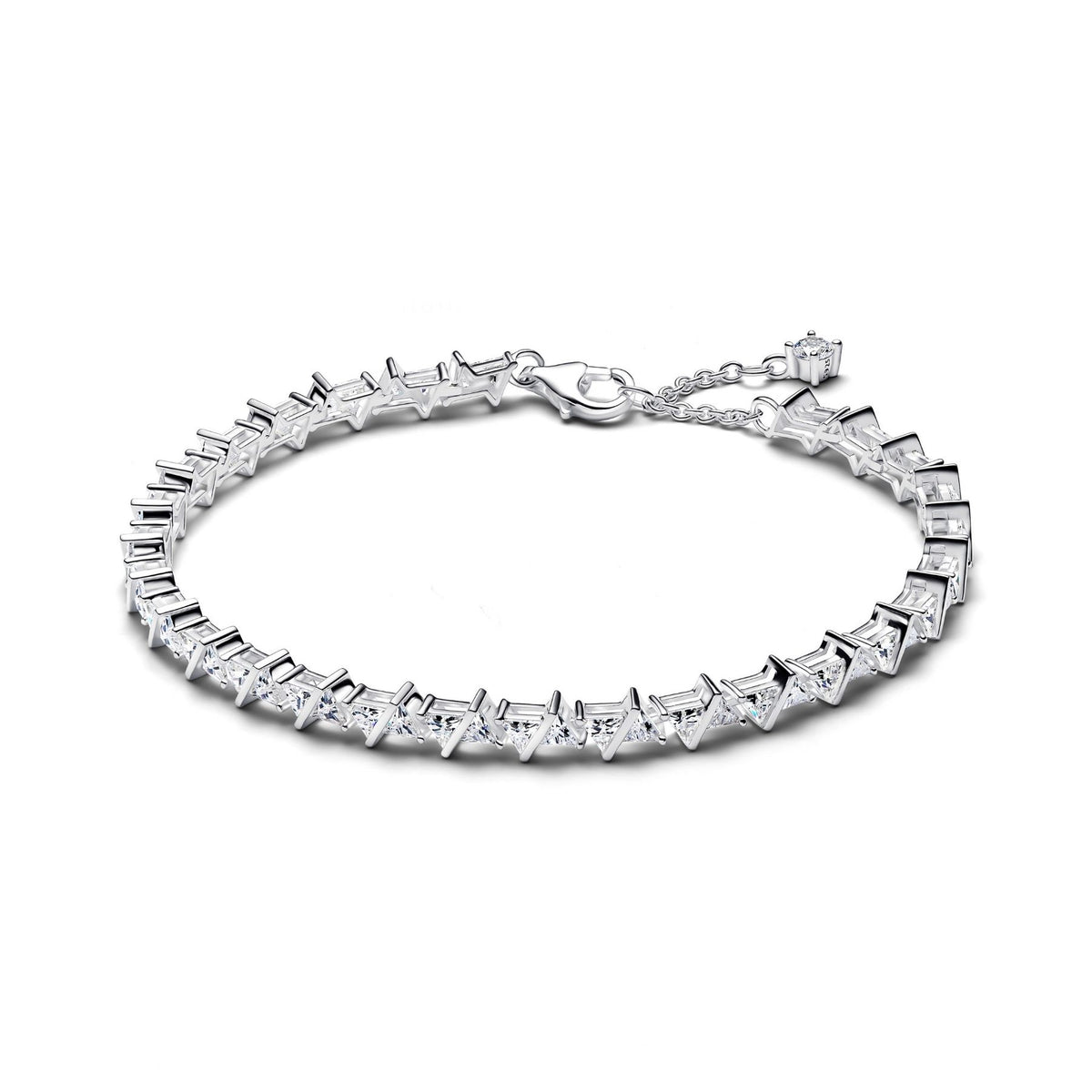 Pandora Moments hopeinen tennisrannekoru säihkyvillä kolmioksi hiotuilla zirkoneilla ja elegantilla lukolla