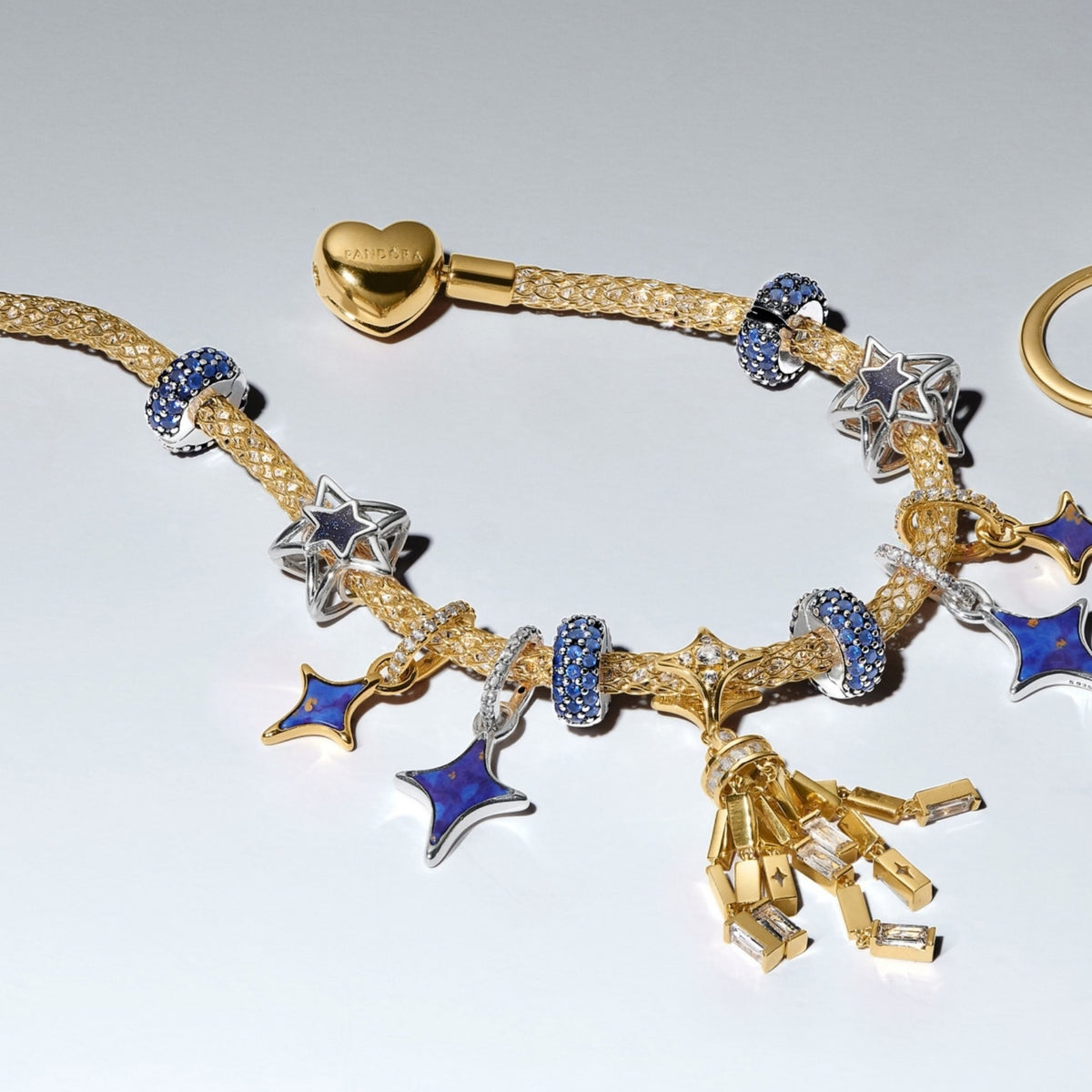 Pandora Moments -rannekorussa tähtiaiheinen platinapinnoitettu hela, avotähtikuvio ja sininen emaliyksityiskohta