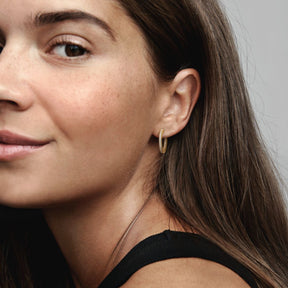 Pandora Signature Logo & Pavé rengaskorvakorut, keltakullattu, 262738C01