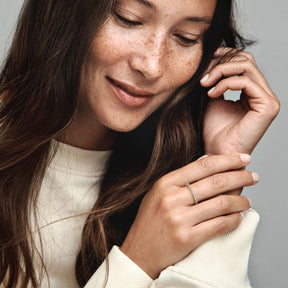 Pandora Timeless Sparkling Band sormus, keltakullattu, 162999C01