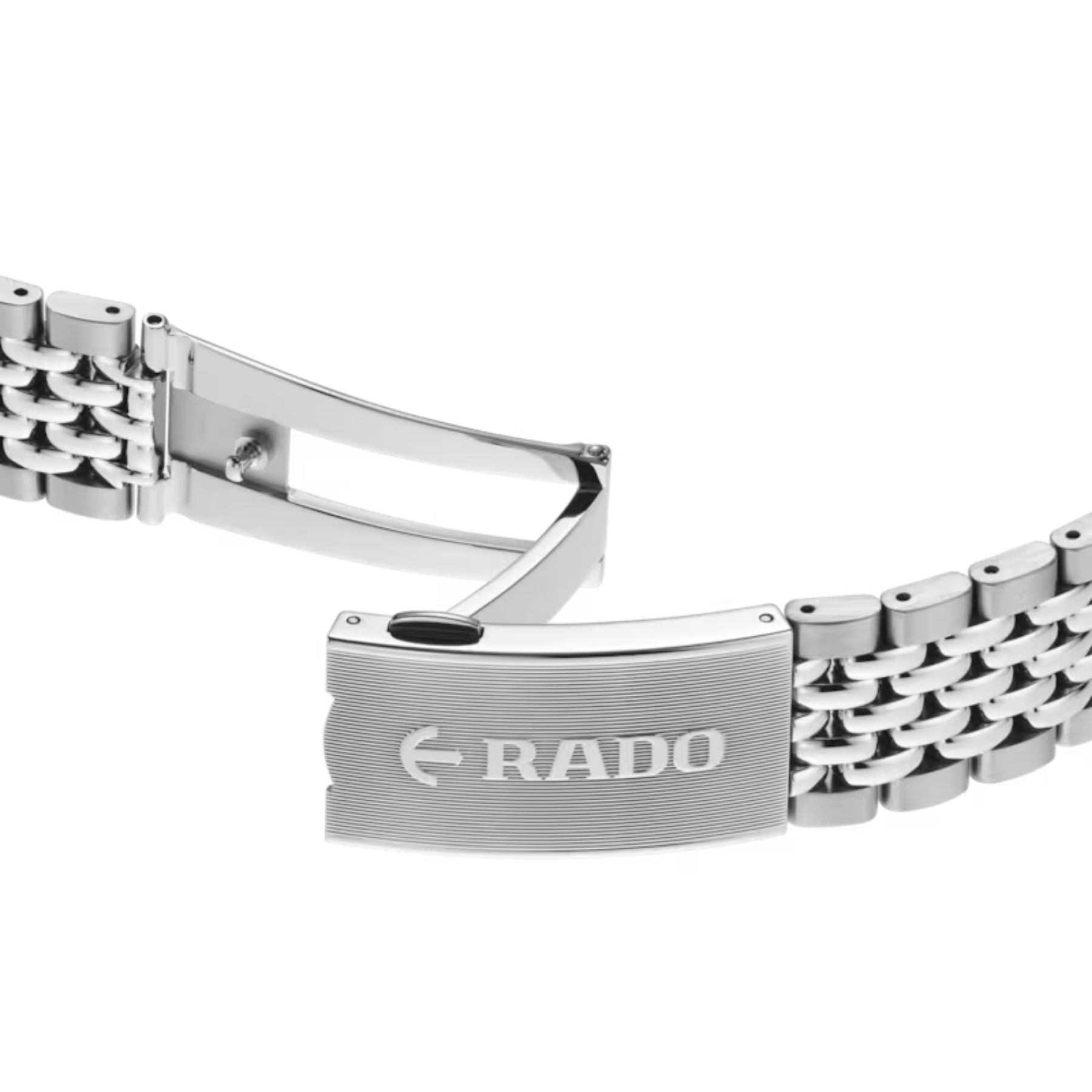 Rado-rannekellon hopeanvärinen metalliranneke ja avattu taittolukko lähietäisyydeltä