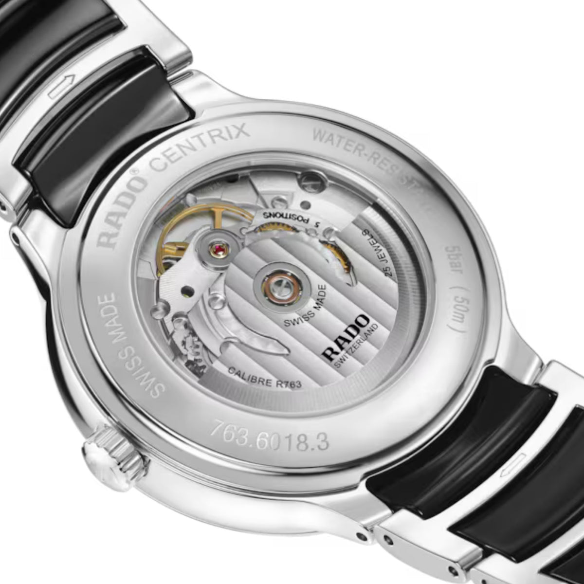 Rado automaattisen rannekellon takapuoli, jossa näkyy hopeanvärinen koneisto sekä musta ja teräksenvärinen ranneke