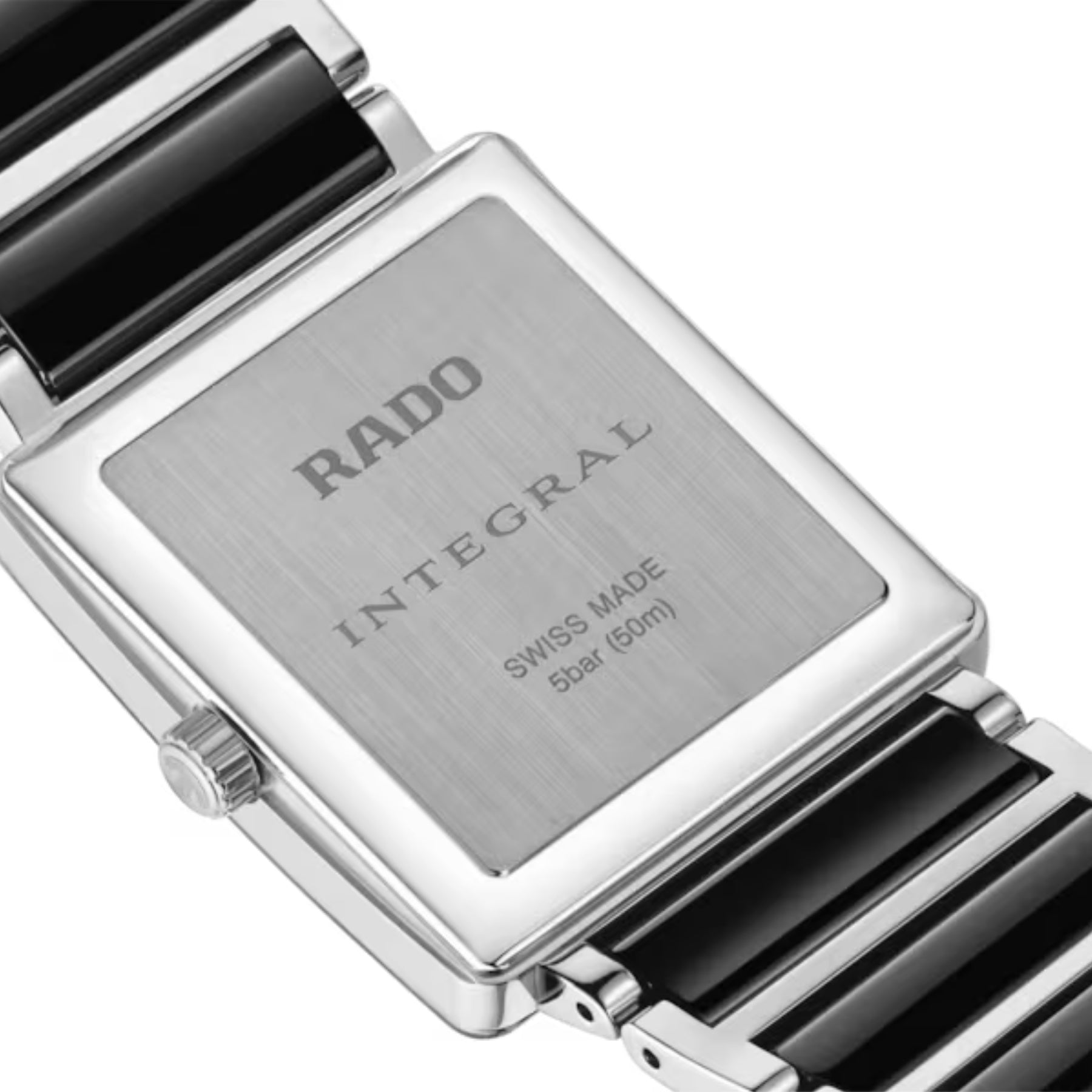 Rado Integral rannekellon takapuoli, jossa on teräksinen takakansi ja musta keraaminen ranneke