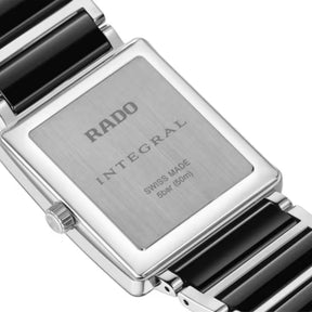 Rado Integral rannekellon takapuoli, jossa on teräksinen takakansi ja musta keraaminen ranneke