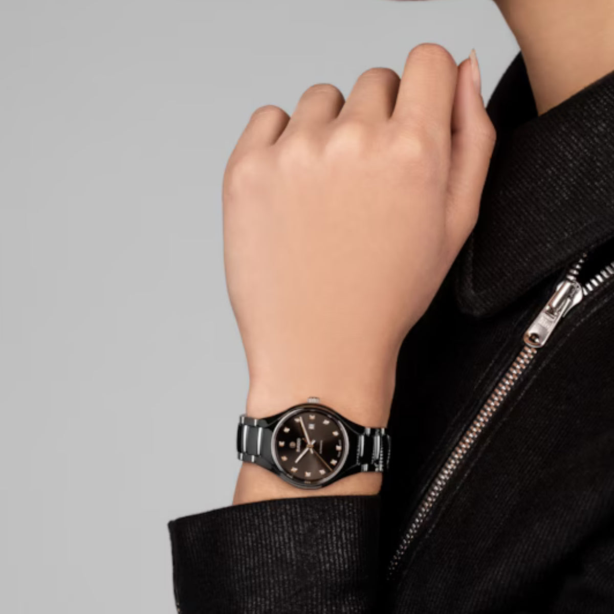 Rado naisten rannekello mustalla nahkarannekkeella ja tummanharmaalla pyöreällä kellotaululla ranteessa