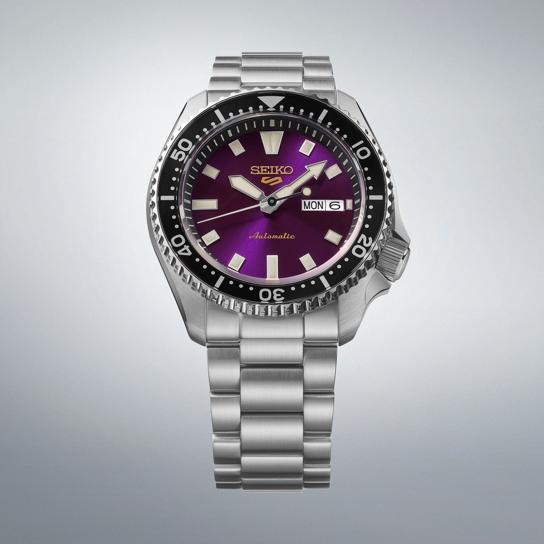 Seiko 5 Sports automaattinen rannekello violetilla taululla ja teräsrannekkeella edestä katsottuna
