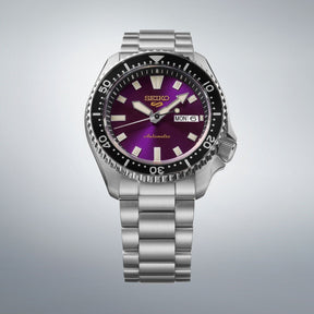 Seiko 5 Sports automaattinen rannekello violetilla taululla ja teräsrannekkeella edestä katsottuna