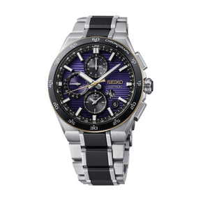 Seiko Astron GPS Solar miesten rannekello mustalla ja violetilla kellotaululla sekä teräsrannekkeella, etunäkymä kroonografilla