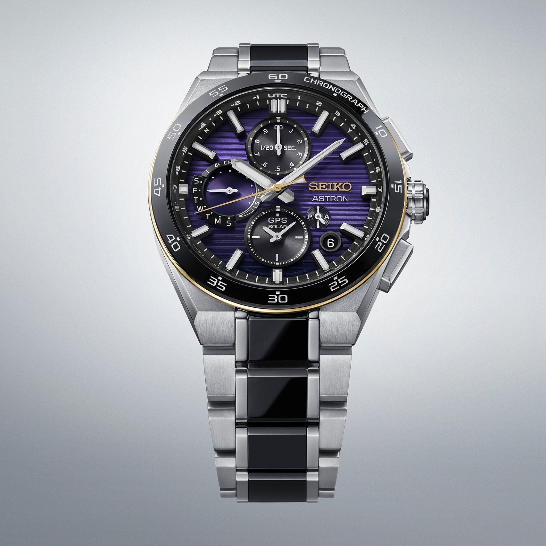 Seiko Astron GPS Solar kronografirannekello, tumma violetti kellotaulu ja teräsranneke edestä nähtynä