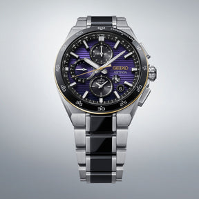 Seiko Astron GPS Solar kronografirannekello, tumma violetti kellotaulu ja teräsranneke edestä nähtynä