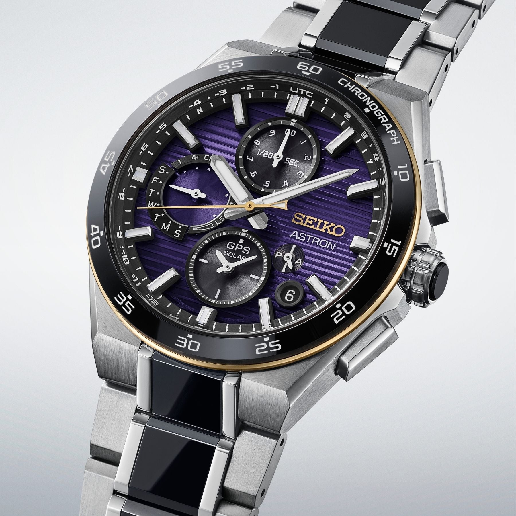 Seiko Astron rannekello mustalla ja violetilla kellotaululla, kronografi, GPS Solar, teräsranneke ja kultasävyinen kehä