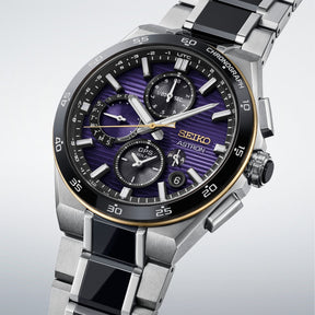 Seiko Astron rannekello mustalla ja violetilla kellotaululla, kronografi, GPS Solar, teräsranneke ja kultasävyinen kehä