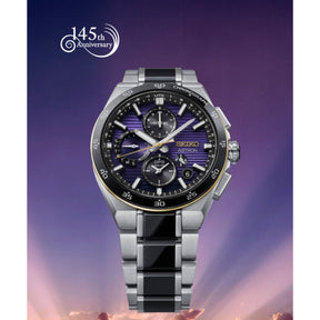 Seiko Astron rannekello tummalla kronografikellotaululla hopeanvärisellä teräsrannekkeella ja 145-vuotisjuhlan merkinnällä