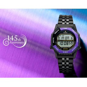 Seiko digitaalinen kronografi ja herätyskello mustalla teräsrannekkeella violetilla 145-vuotisjuhlataustalla