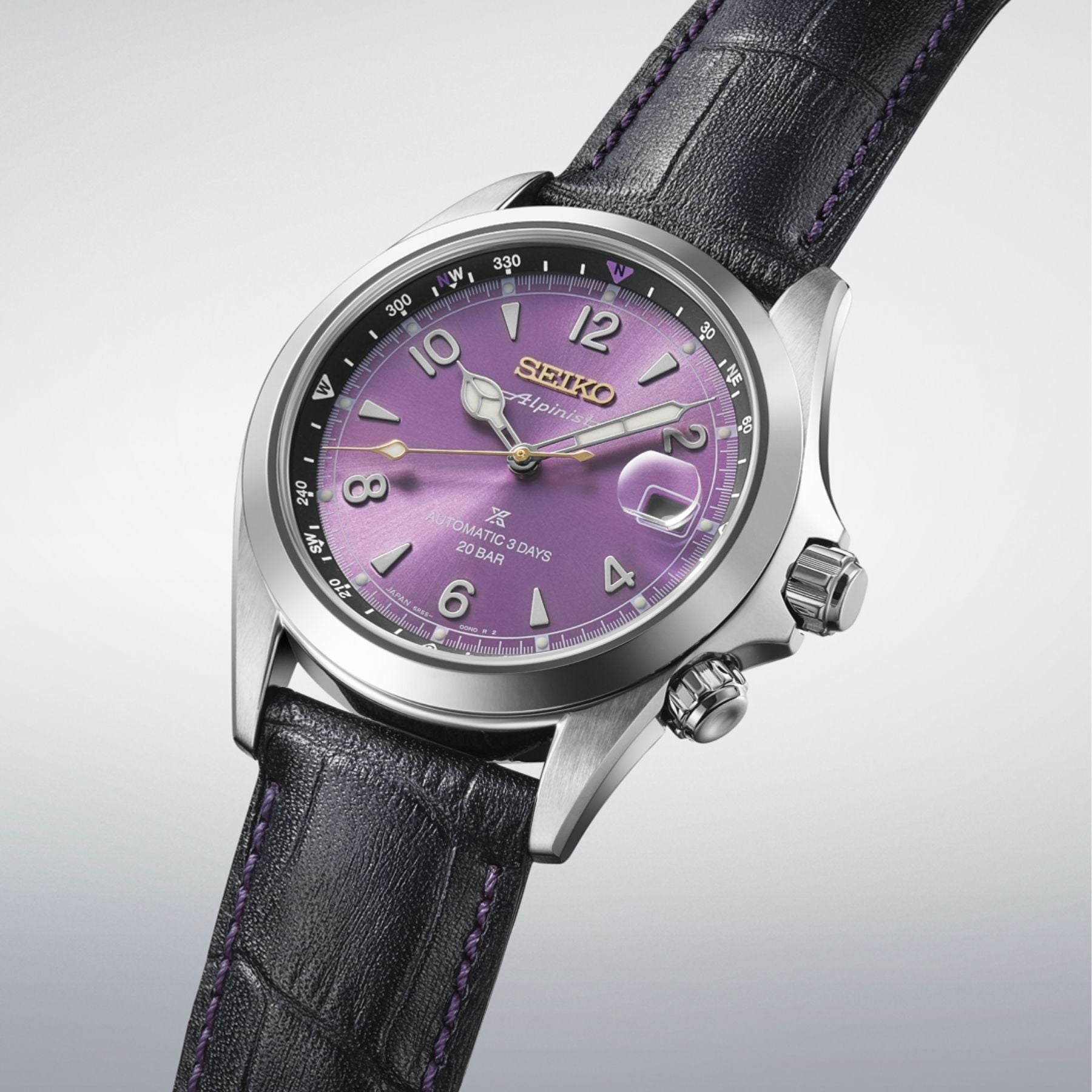 Seiko Prospex automaattinen rannekello purppuraisella kellotaululla, teräskuorella ja mustalla nahkarannekkeella purppuraisin tikkauksin