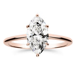 Silvánin rosekultainen timanttisormus, jossa on näyttävä markiisi hiottu timantti ja siro sileä runko.