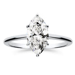 Silvánin valkokultainen vihkisormus, jossa on näyttävä markiisi-hiottu timantti ja siro sileä runko