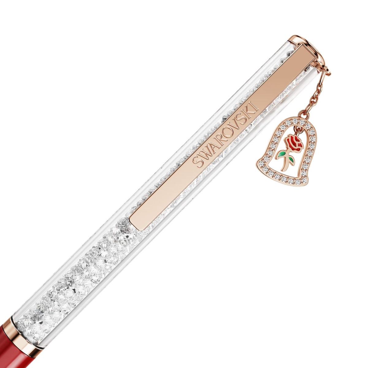 Swarovski kristallikynä ruusukoristeisella riipuksella ja vaaleanpunaisella metalliosalla valkoista taustaa vasten