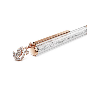 Swarovski Crystalline kuulakärkikynä rosekullansävyisellä rungolla, kirkkailla kristalleilla ja joutsenriipuksella.