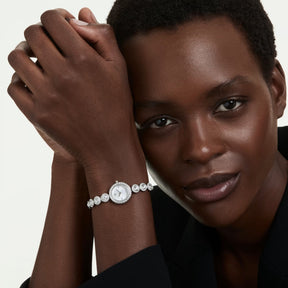Swarovski hopeansävyinen rannekello kirkkailla kristalleilla ja valkoisella kellotaululla mallin ranteessa