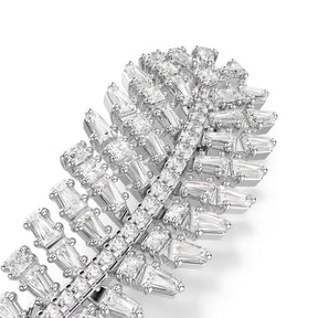 Swarovski sulanmuotoinen rintakoru vaaleaksi rodinoitua metallia ja säihkyviä kirkkaita zirkoneita detaljikuvassa