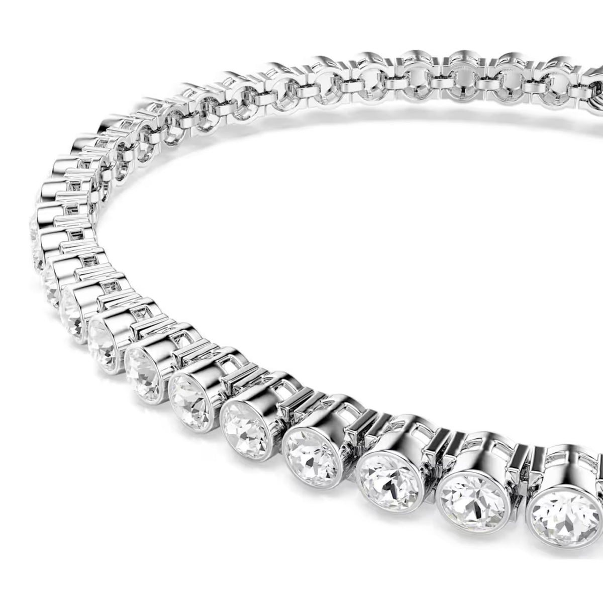 Swarovski Emily rannekoru kirkkailla kristalleilla ja hopeanvärisillä metalliosilla valkoisella taustalla